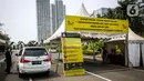 Petugas memeriksa kendaraan pengunjung di  Taman Impian Jaya Ancol, Jakarta, Sabtu (11/10/2021).  Kawasan rekreasi Taman Impian Jaya Ancol menjadi salah satu dari 20 destinasi wisata yang direkomendasikan beroperasi kembali dalam uji coba pembukaan kawasan rekreasi. (Liputan6.com/Faizal Fanani)