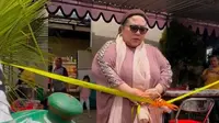 Warung Sepi, Nunung Bagikan Makanan ke Tukang Becak dan Tukang Parkir