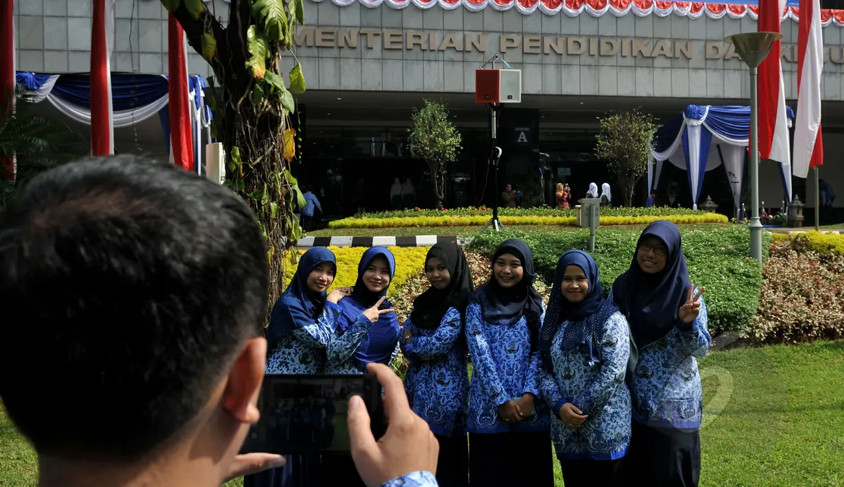 Sejumlah siswa ber-selfi seusai mengikuti upacara memperingati Hari Pendidikan Nasional di Jakarta, Sabtu (2/5/2015). Peringatan tersebut mengangkat tema 'Gerakan Pencerdasan dan Penumbuhan Generasi Berkarakter Pancasila'. (Liputan6.com/Johan Tallo)