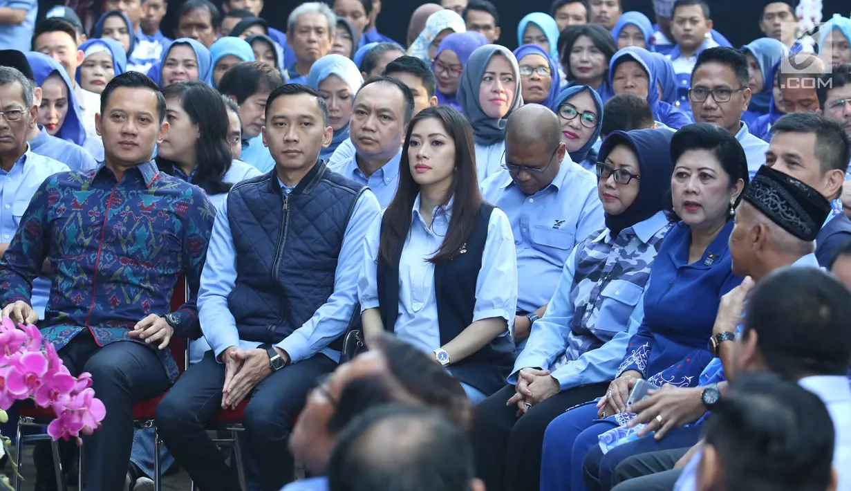Keluarga  Susilo Bambang Yudhoyono saat hadir dalam perayaan HUT Partai Demokrat ke-16 di Cikeas, Jawa Barat, Sabtu (9/9). Peringatan ulang tahun Partai Demokrat ini dirayakan dengan sederhana. (Liputan6.com/Angga Yuniar)