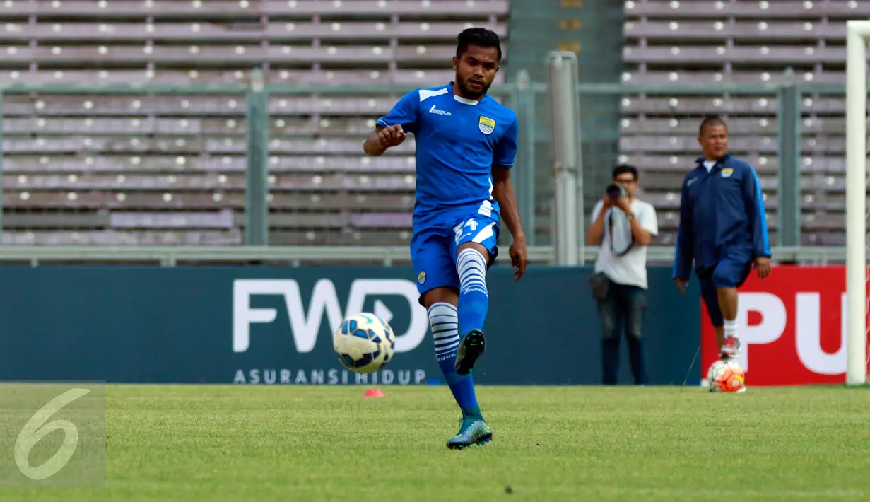Penyerang Persib Zulham Zamrun saat menendang bola selama latihan yang dilakukan di Stadion Utama Gelora Bung Karno (SUGBK), Senayan, Jakarta, Sabtu (17/10/2015). Zulham menjadi andalan Persib di laga final nanti. (Liputan6.com/Yoppy Renato) 