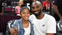 Mantan pebasket LA Lakers, Kobe Bryant, bersama putrinya Gianna menyaksikan laga WNBA di Mandalay Bay, Las Vegas, Sabtu (27/7/2019). (AFP/Ethan Miller)