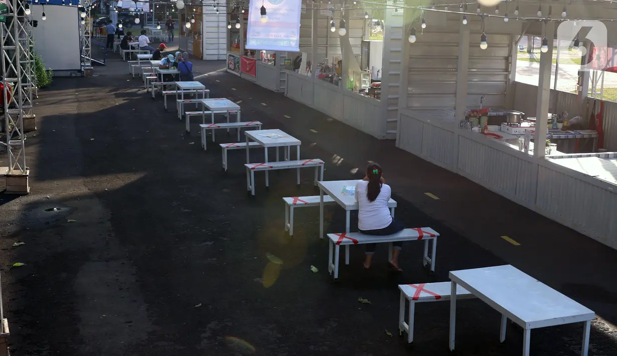 Suasana saat hari pertama pembukaan kembali pusat kuliner Thamrin 10, Jakarta, Selasa (16/6/2020). Pemprov DKI Jakarta pada minggu ketiga penerapan PSBB transisi membuka kembali operasional 80 pusat perbelanjaan dengan menerapkan standar protokol kesehatan. (Liputan6.com/Angga Yuniar)