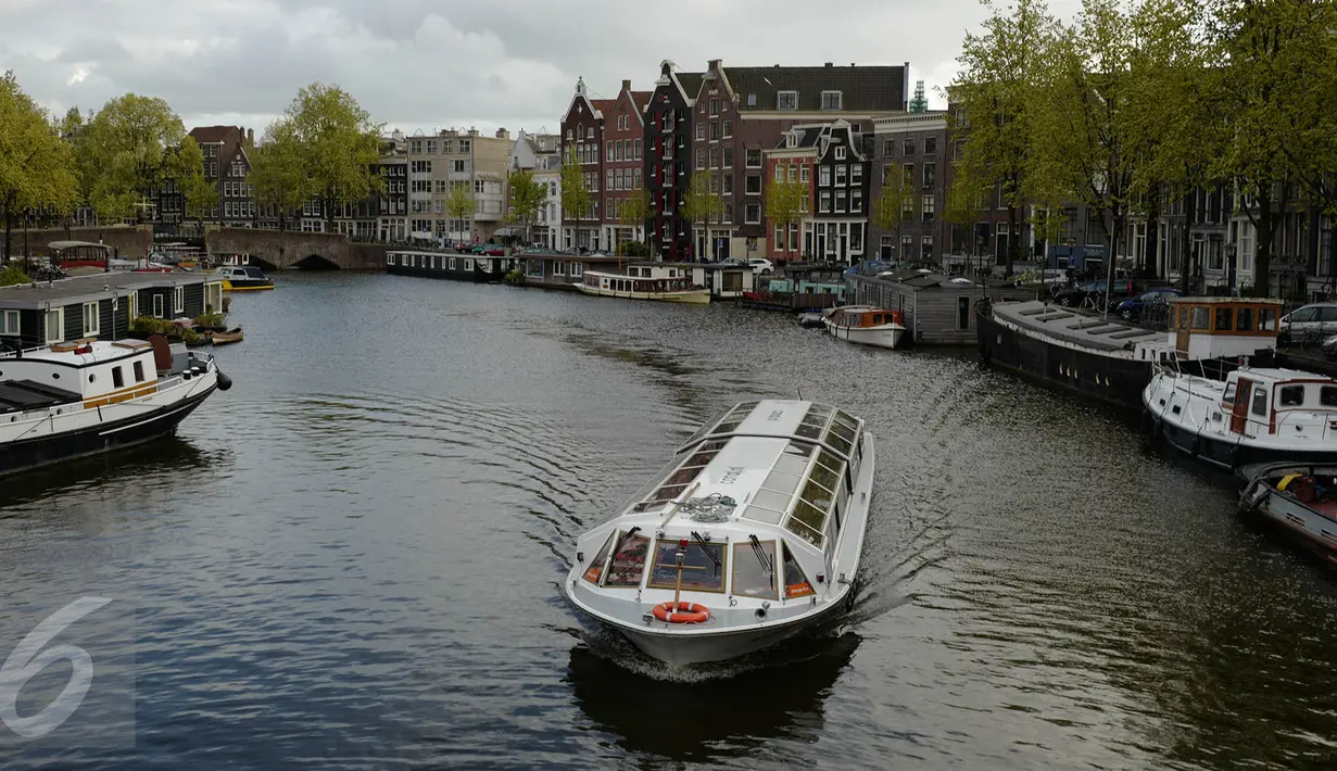 Sejumlah perahu berada di kanal kawasan Amsterdam, Belanda (April 2017). Meskipun pada abad ke-19 kotor dan dipenuhi limbah, kini kanal-kanal di Belanda menjadi salah satu objek wisata terkenal di dunia. (Liputan6.com/Immanuel Antonius)