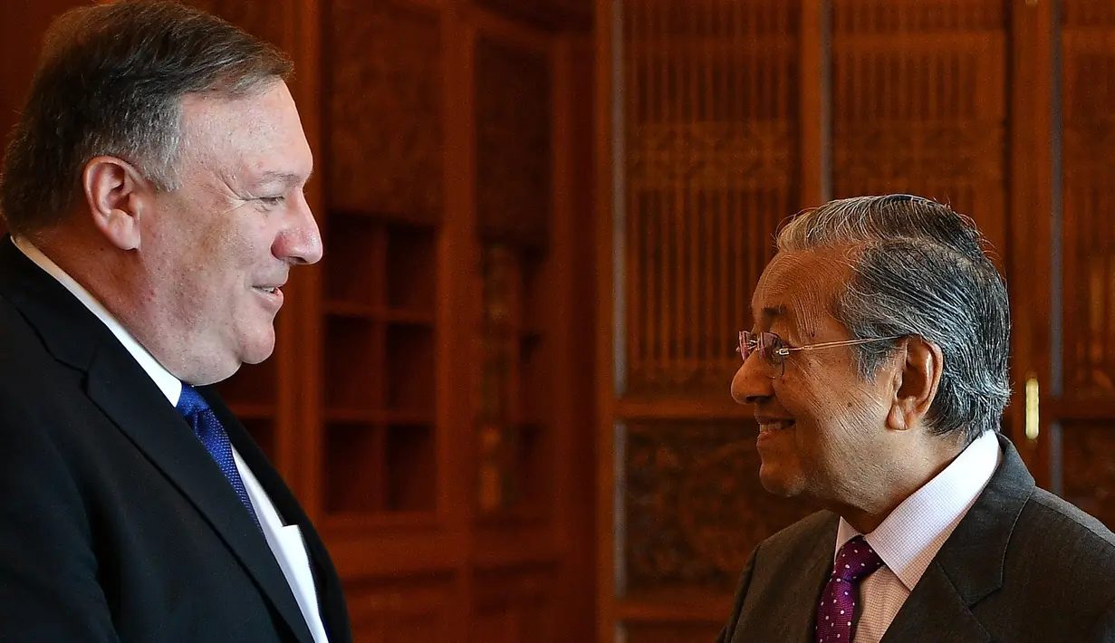 Menteri Luar Negeri AS, Mike Pompeo bertemu dengan PM Malaysia,  Mahathir Mohamad di Putrajaya, Kuala Lumpur, Jumat (3/8). Pompeo menjadi pejabat senior pertama AS yang mengunjungi Mahathir usai terpilih sebagai Perdana Menteri. (AFP/MANAN VATSYAYANA)