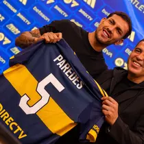 Leandro Paredes saat diperkenalkan sebagai pemain Boca Juniors. Tampak ia bersama Juan Roman Riquelme, legenda Argentina yang kini berstatus Presiden Boca Juniors. (X/Boca Juniors)