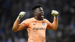 Kiper Inter Milan, Andre Onana, merayakan keberhasilan lolos ke perempat final setelah bermain imbang dengan FC Porto pada leg kedua babak 16 besar Liga Champions di Estadio Do Dragao, Rabu (15/03/2023). (AFP/Miguel Riopa)