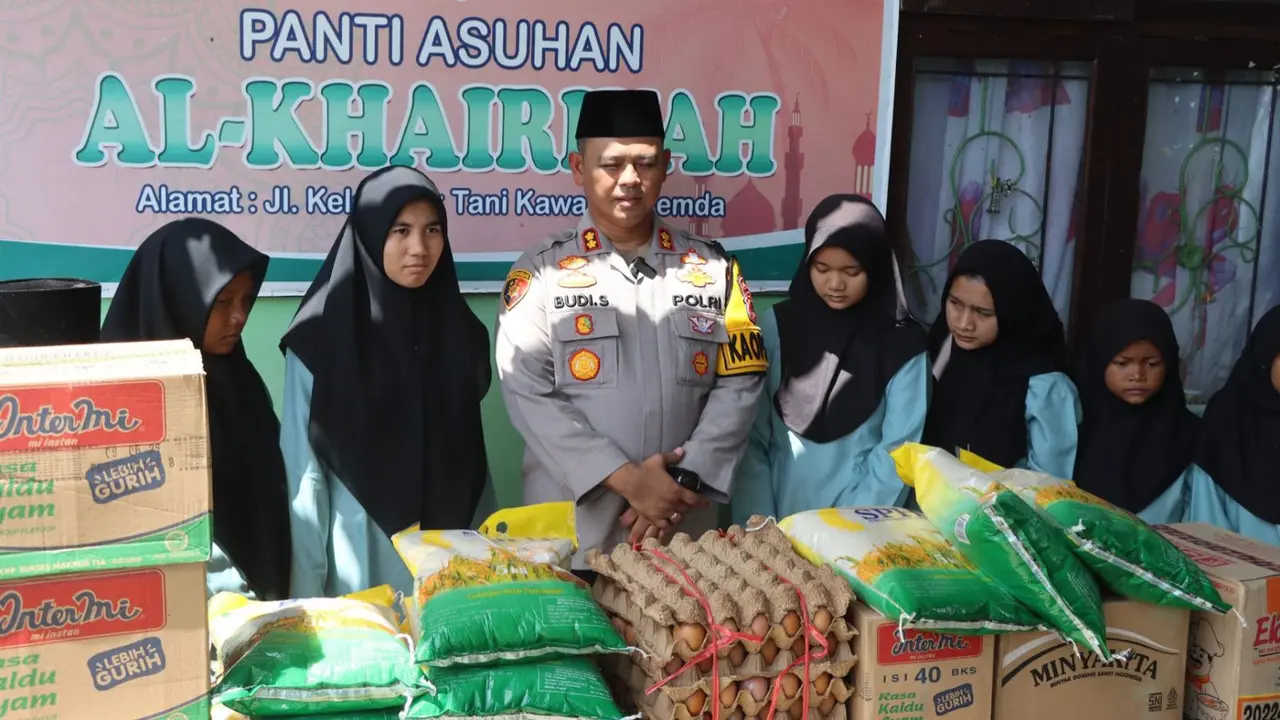 Kapolres Rokan Hulu AKBP Budi Setiyono bersama penghuni panti asuhan.