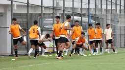 Para pemain Timnas Indonesia U-16 yang dipersiapkan untuk ajang Piala AFF U-16 2024 melakukan pemanasan sebelum memulai latihan di lapangan latihan Jakarta International Stadium (JIS), Jakarta, Minggu (31/03/2024) sore. (Bola.com/Abdul Aziz)