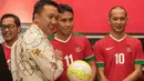 Mepora, Imam Nahrawi memberikan bola sebagai penghargaan secara simbolis kepada Bima Sakti salah satu Kapten TImnas Indonesia pada Kongres Tahunan PSSI 2017 di Bandung, (8/1/2017). (Bola.com/Vitalis Yogi Trisna)