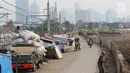 Kondisi jalur inspeksi Kanal Banjir Barat di Tanah Abang yang dipadati gubuk liar, Jakarta, Jumat (3/11). Gubuk liar yang berdiri di sepanjang jalur inspeksi Kanal Banjir Barat ini menimbulkan kesan kumuh dan berantakan. (Liputan6.com/Immanuel Antonius)