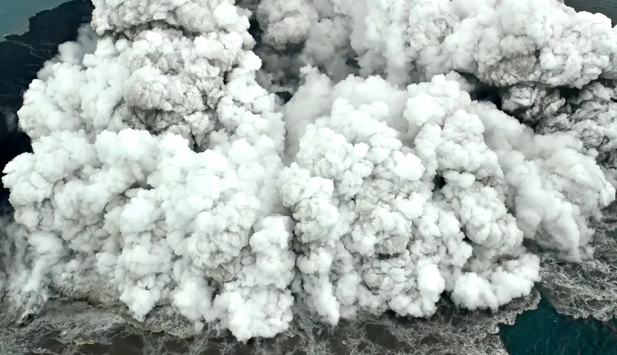 Aktivitas Gunung Anak Krakatau dari udara yang terus mengalami erupsi, Minggu (23/12). Status Gunung Anak Krakatau dalam status Waspada atau level II. (Liputan6.com/Pool/Susi Air)