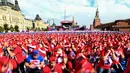Ribuan orang mengikuti latihan tinju untuk memecahkan rekor latihan tinju massal Guinness World di Lapangan Merah, di Moskow, Rusia (22/7). Acara ini juga bertujuan untuk merayakan Hari Tinju Dunia. (AFP Photo/Kirill Kudryavtsev)
