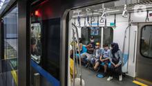 Penumpang menaiki moda transportasi MRT di Stasiun Bundaran HI, Jakarta, Sabtu (18/2/2023). Direktur Jenderal Perkeretaapian resmi menetapkan MRT Jakarta sebagai Objek Vital Transportasi Bidang Perkeretaapian. Hal itu tercantum dalam Keputusan Direktur Jenderal Perkeretaapian Nomor KP-DJKA 38 Tahun 2023 tanggal 10 Februari 2023. (Liputan6.com/Faizal Fanani)