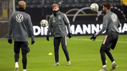 Pemain depan Jerman Timo Werner (tengah) dan rekan-rekannya mengikuti sesi latihan tim di Frankfurt am Main, Jerman barat (18/11/2019). Jerman akan bertanding melawan Irlandia Utara pada Grup C Kualifikasi Piala Eropa 2020 di Commerzbank-Arena. (AFP Photo/Daniel Roland)