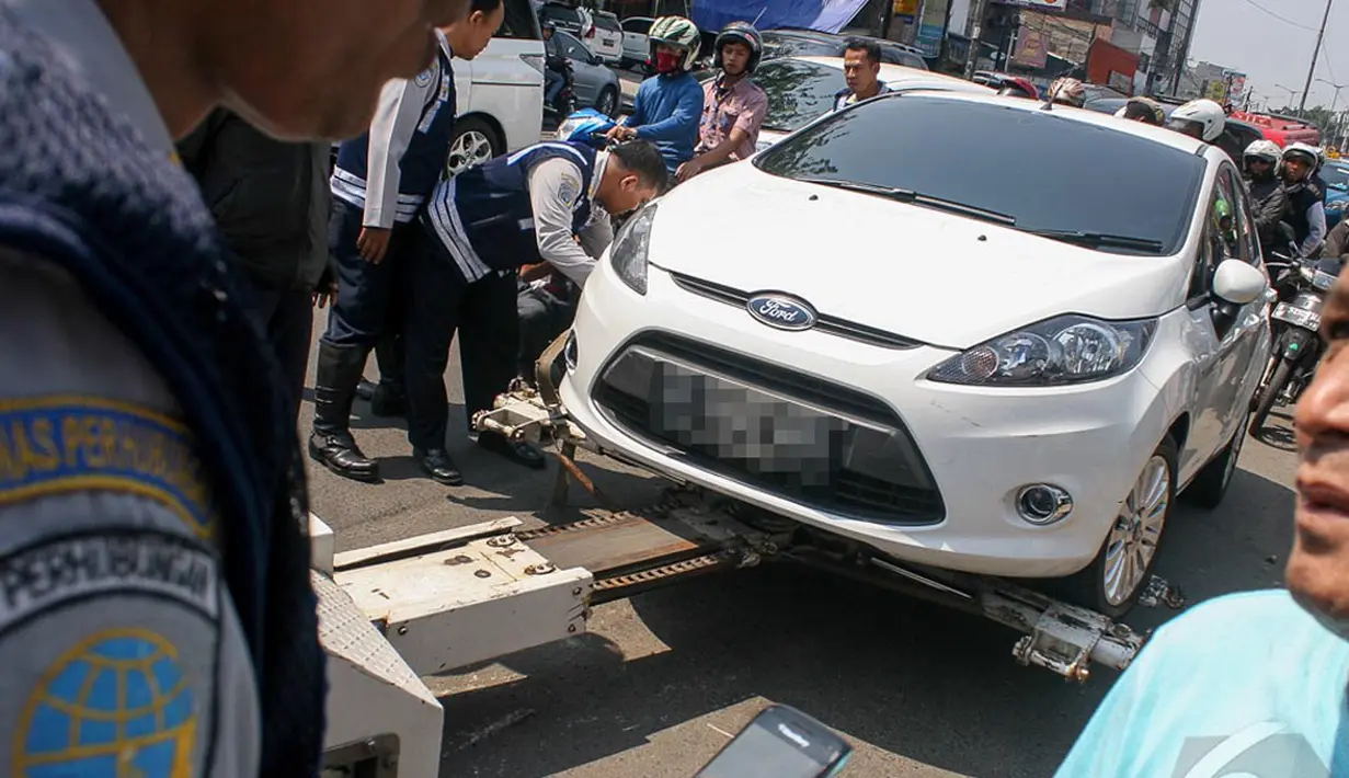 Sesuai peraturan Pemda DKI yang baru bahwa setiap kendaraan roda empat yang parkir sembarangan akan dikenakan denda 500 ribu, Jakarta, Selasa (23/9/2014) (Liputan6.com/Faizal Fanani)