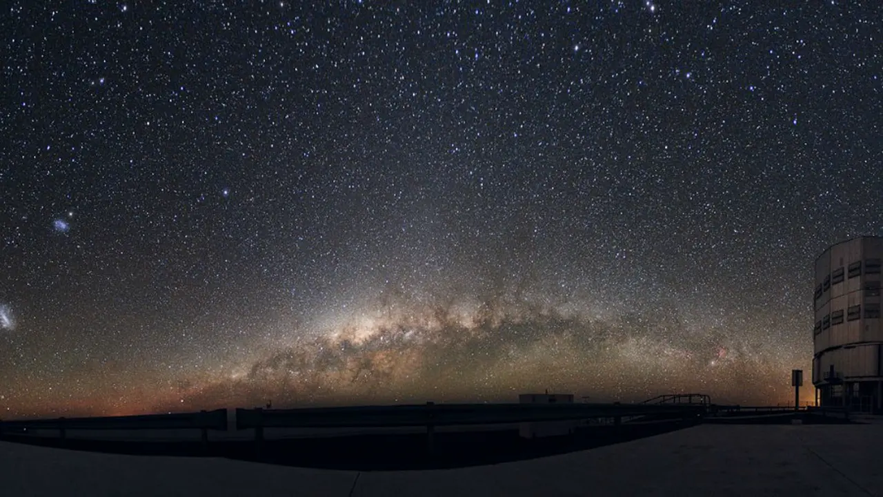 Milky Way di dekat Teleskop Raksasa di Gurun Atacama