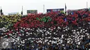 Ribuan suporter membuat koreografi jelang menyaksikan laga Persib melawan Mitra Kukar di Stadion Si Jalak Harupat, Bandung, Sabtu (10/10/2015). Persib lolos ke final Piala Presiden 2015 dengan agregat 3-2. (Liputan6.com/Helmi Fithriansyah)