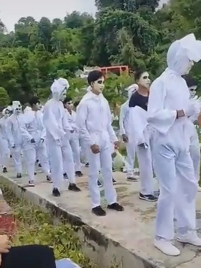 7 Potret Nyeleneh Kostum Karnaval 17 Agustus Ini Ada yang Lucu Hingga Seram