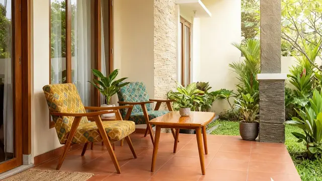 Teras Rumah Kecil dengan Kursi di Samping Pintu
