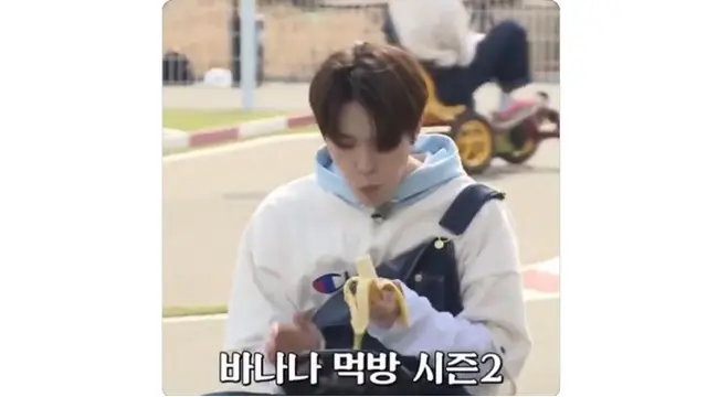 6 Potret Tingkah Absurd Idol K-Pop saat Makan Pisang, Ada yang Sama Kulitnya