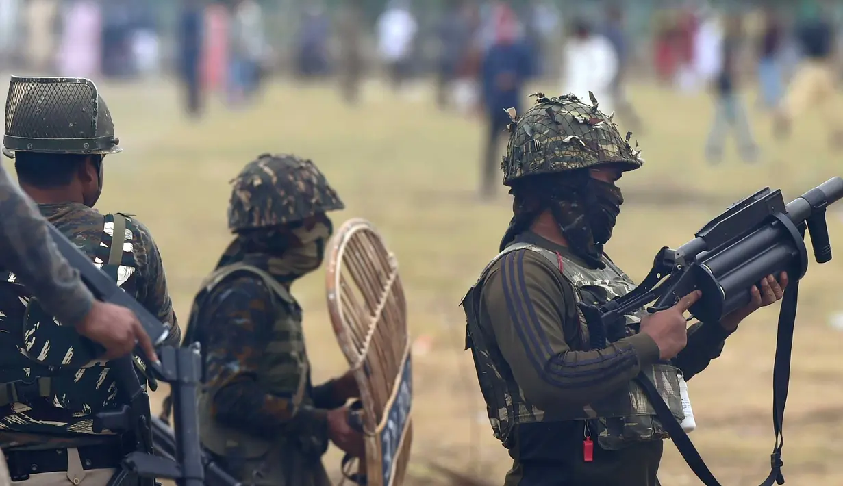 Pasukan pemerintah India berjaga saat bentrok dengan para pemuda Kashmir di di pusat kota Srinagar (2/9). (AFP Photo/Tauseef Mustafa)