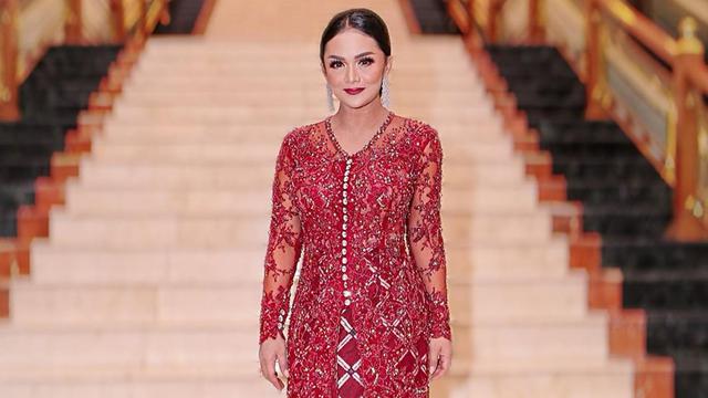 FOTO: Pesona Krisdayanti saat Pakai Kebaya, Menawan