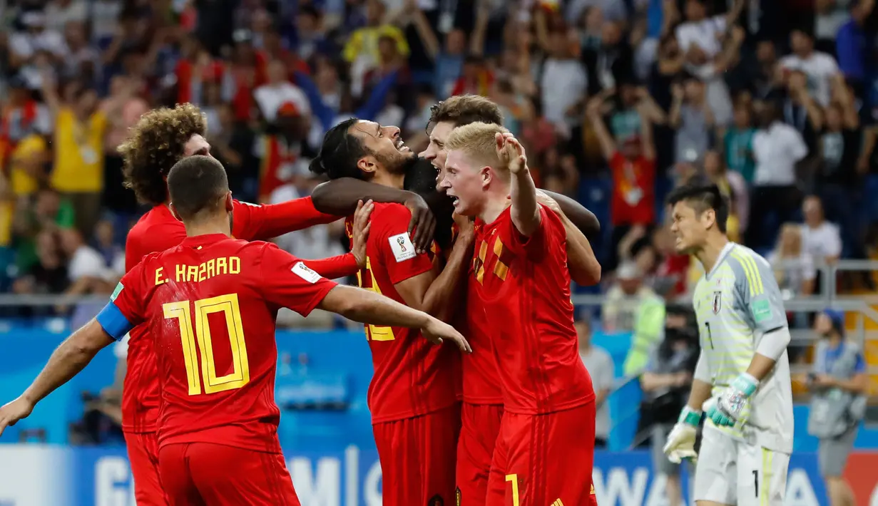 Pemain timnas Belgia, Nacer Chadli dan rekan setimnya merayakan gol ke gawang Jepang, pada 16 besar Piala Dunia 2018 di Rostov Arena, Selasa (3/7). Belgia melaju ke perempat final setelah meraih kemenangan dramatis 3-2 atas Jepang. (AP/Rebecca Blackwell)