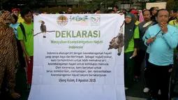 Spanduk Deklarasi Keanekaragaman Hayati dibentangkan saat aksi jalan santai di kawasan Bundaran HI, Minggu (15/11/2015). Aksi ini untuk merayakan Hari Cinta Puspa dan Satwa Nasional 2015. (Media center AGP-AGN)