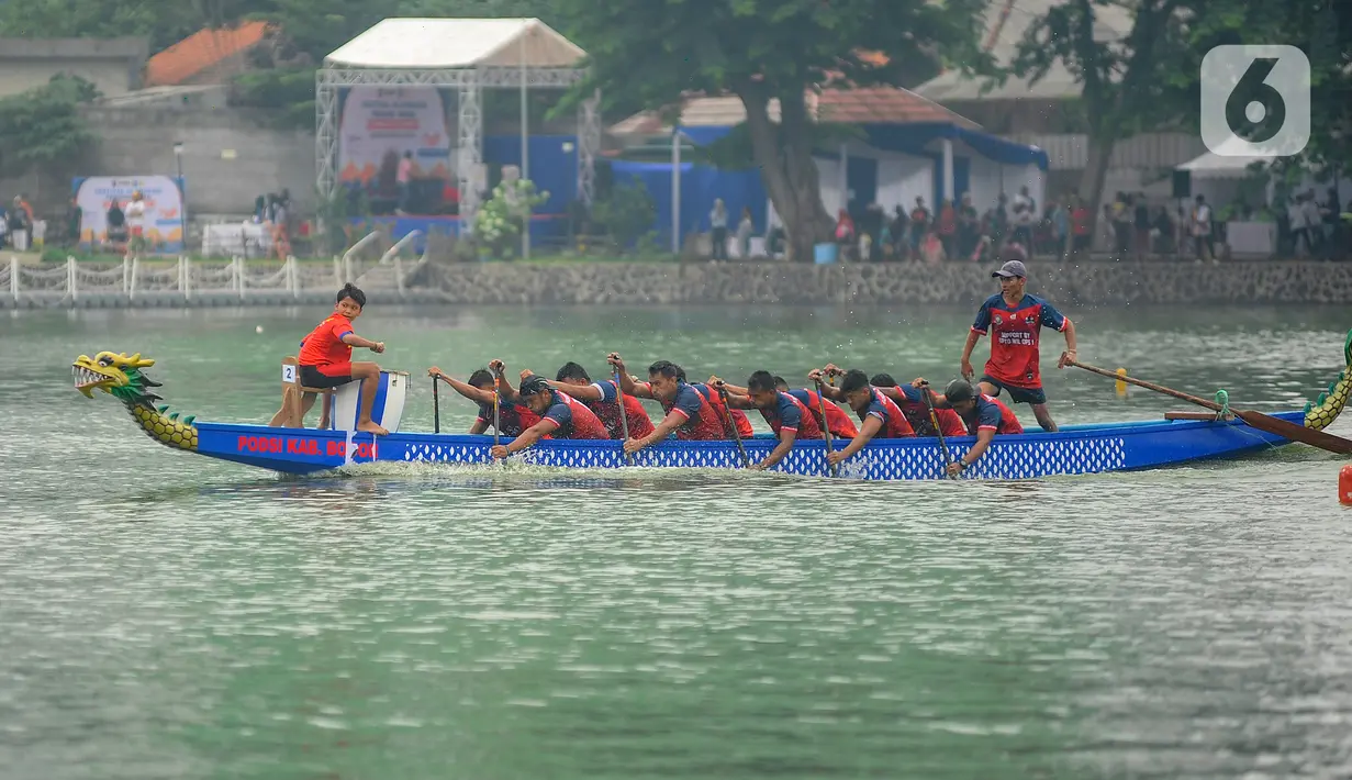 Acara ini untuk memperkenalkan olahraga dayung serta sebagai upaya pelestarian lingkungan di kawasan situ. (merdeka.com/Arie Basuki)