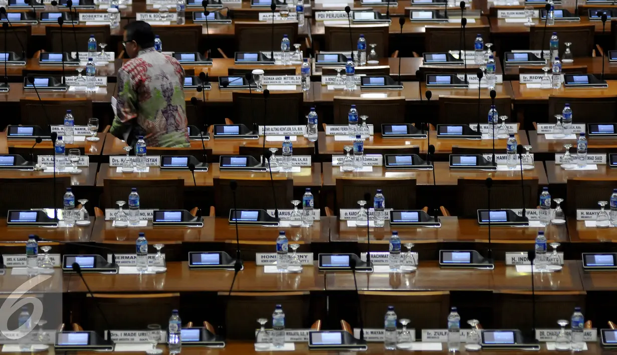 Suasana Sidang Paripurna ke-24 di Komplek Parlemen, Senayan, Jakarta, Selasa (12/4). Rapat membahas Penyerahan Laporan Hasil Pemeriksaan BPK RI Periode 1 Juli sampai dengan 31 Desember 2015. (Liputan6.com/Johan Tallo)