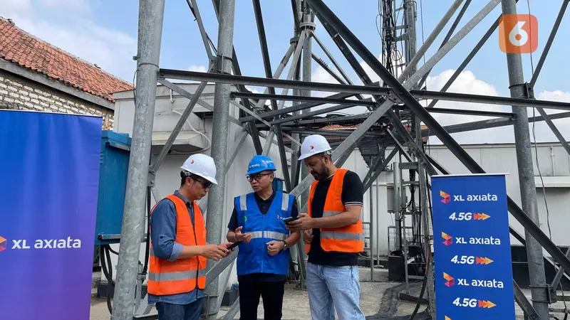 Direktur & Chief Technology Officer XL Axiata I Gede Darmayusa meninjau salah satu lokasi BTS di Desa Murtajih, Pademawu, Kabupaten Pamekasan