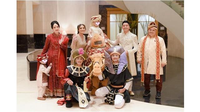 6 Potret Adly Fairuz dan Angbeen Rishi di Syukuran Khitanan Anak, Tampil Serasi