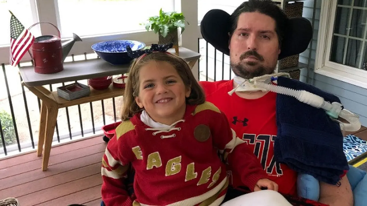 Pete Frates, orang yang menjadi inspirasi bagi Ice Bucket Challenge, bersama sang putri (Tangkapan Layar Twitter @PeteFrates3)