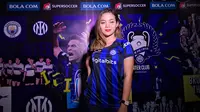 Andina, pencinta Inter Milan yang nonton bareng (nobar) final Liga Champions 2022/2023 antara Manchester City melawan Inter Milan. (Bola.com/Dok.Muhammad Adi Yaksa).