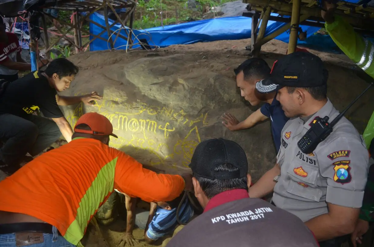 Tiga penggali lubang diduga menyimpan harta karun Bung Karno meninggal. Yang menyuruh mereka sehat wal afiat. (Liputan6.com/Dian Kurniawan)