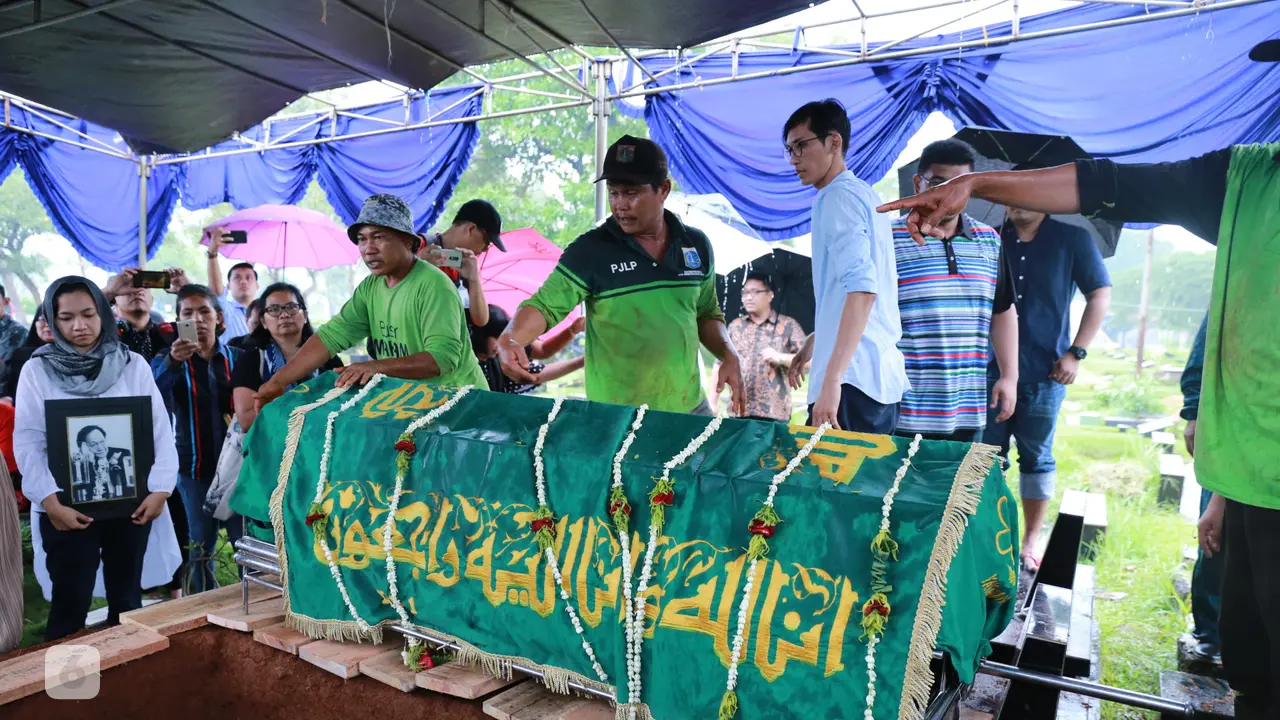 [Bintang] Pemakaman Deddy Sutomo