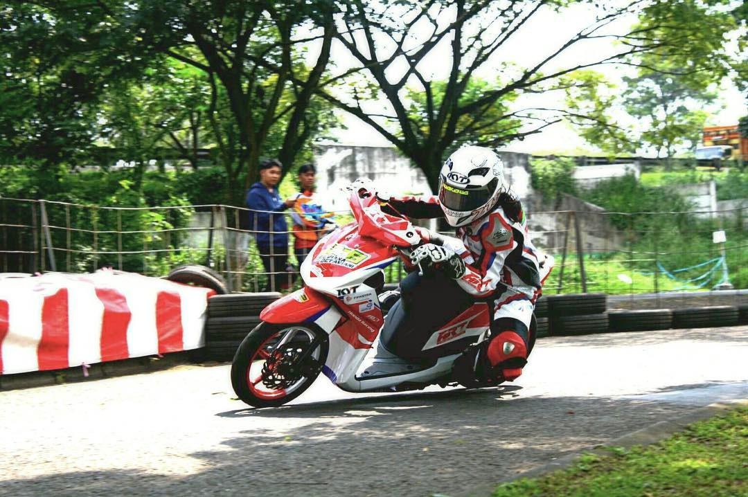 Pebalap wanita Astra Motor Racing Team, Silviana Octaviani, mengikuti ajang kualifikasi di Honda Dream Cup 2017 yang berlangsung di Sirkuit Brigif 15 Kujang II, Cimahi, Jawa Barat. (Instragram/@astramotorracingteam)
