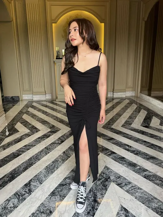 <p>Black dress yang simple dengan sepatu high-tops ala Prily bisa jadi ide outfitmu. (sumber: Instagram @prillylatuconsina96)</p>