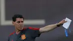 Pelatih baru timnas Spanyol, Fernando Hierro memberi isyarat selama sesi latihan skuatnya di Krasnodar, Rusia, Rabu (13/6). Hierro resmi ditunjuk Federasi Spanyol menggantikan posisi Julen LLopetegui yang dipecat H-1 jelang Piala Dunia (AP/Manu Fernandez)