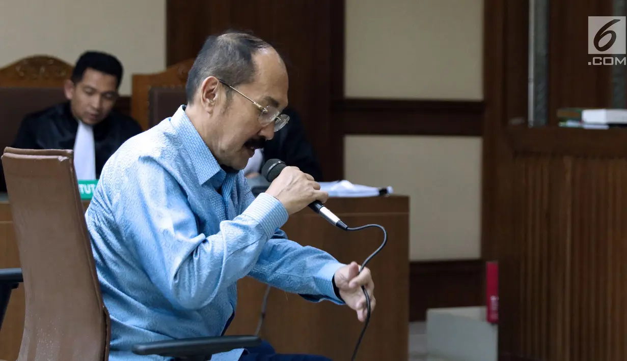 Terdakwa merintangi penyidikan KPK pada kasus korupsi e-KTP, Fredrich Yunadi saat sidang putusan di Pengadilan Tipikor, Jakarta, Kamis (28/6). Terdakwadinyatakan bersalah, dihukum tujuh tahun penjara, denda Rp 500 juta. (Liputan6.com/Helmi Fithriansyah)