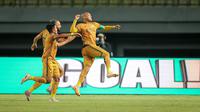 Pemain Bhayangkara FC, Anderson Salles (kanan) melakukan selebrasi setelah mencetak gol pertama timnya ke gawang Persita Tangerang pada laga lanjutan BRI Liga 1 2023/2024 antara Bhayangkara FC melawan Persita Tangerang di Stadion Patriot Candrabhaga, Bekasi, Minggu (17/12/2023). (Bola.com/Bagaskara Lazuardi)