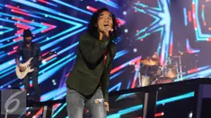 Penampilan vokalis Slank, Kaka saat tampil dalam Konser ulang tahun Indosiar di Jakarta, Rabu (11/1). Indosiar menghibur masyarakat di Indonesia dengan sajian musik dalam sebuah konser bertajuk “Konser Raya 22 Indosiar”. (Liputan6.com/Herman Zakharia)