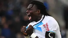 Pada tengah musim 2023, J1 League kedatangan seorang pesepak bola asal Prancis, Bafetimbi Gomis yang memiliki segudang pengalaman bersama klub-klub top Eropa. Kawasaki Frontale menjadi klub yang beruntung mendapatkan jasa striker yang kini menginjak usia 38 tahun. Namun setengah musim harus dilewati Sang Singa, julukannya, tanpa sebiji gol pun. Akankah pada J1 League musim 2024 ini Sang Singa akan mengaum dengan gelontoran gol-golnya? Kita tunggu saja bersama-sama. (AFP/Boris Horvat)