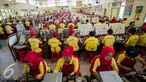 Sejumlah pekerja wanita beraktivitas di PT Hanjaya Mandala Sampoerna (HMSP)Tbk, Surabaya, Kamis (19/5). HMSP mendapat rekor MURI dengan kecelakaan kerja nihil selama 20 tahun (1996-2006). (AFP Photo/Juni Kriswanto)
