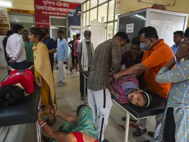 Warga yang menderita penyakit akibat panas memadati rumah sakit distrik di Ballia, Negara Bagian Uttar Pradesh, India, Selasa (20/6/2023). (AP Photo/Rajesh Kumar Singh)