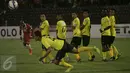  Pesepakbola Semen Padang Hamdi Ramdan (depan) menghalau tendangan bebas pesepakbola Persija Pacho Kenmogne pada pertandingan 8 besar Piala Jendral Sudirman antara Persija vs Semen Padang di Stadion Manahan Solo, Minggu (20/12). (Boy Harjanto)