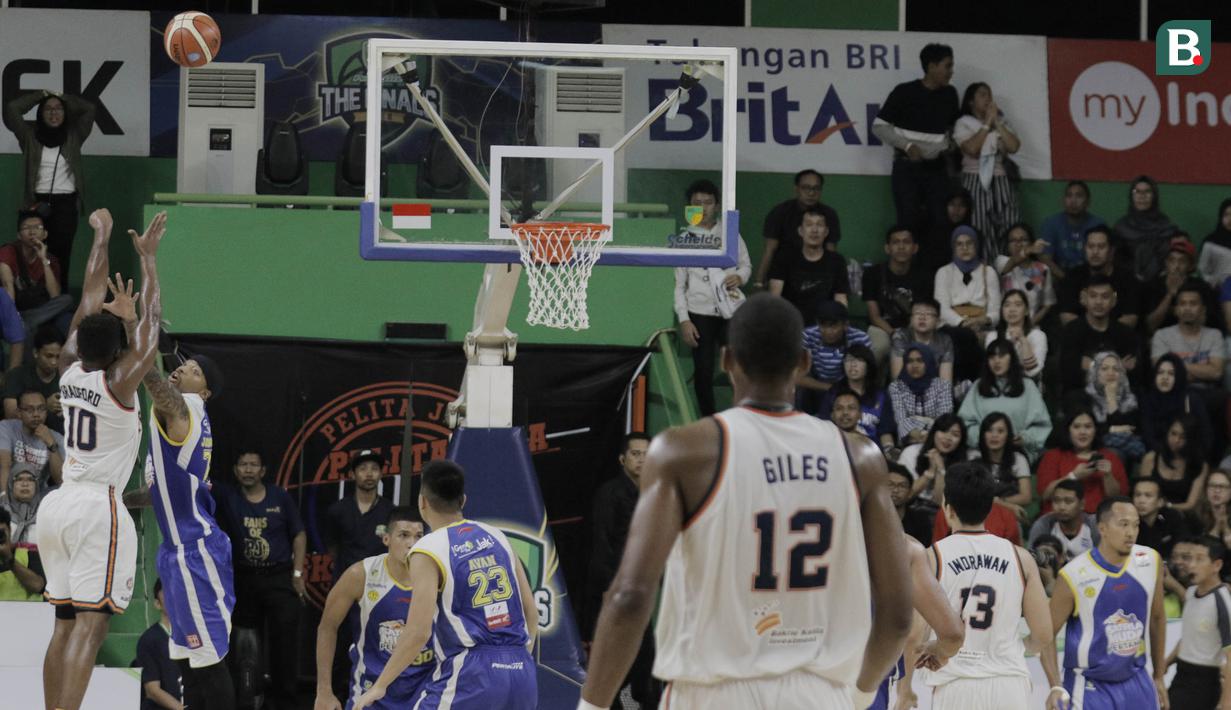 Pebasket Pelita Jaya, Bradford, memasukkan bola saat melawan Satria Muda pada game kedua final IBL 2018 di Gor Soemantri Brojonegoro, Jakarta, Sabtu (21/4/2018). Pelita Jaya menang 94-78 atas Satria Muda. (Bola.com/M Iqbal Ichsan)
