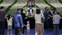 Para pelayat memberikan penghormatan mereka di sebuah altar peringatan untuk almarhum Wali Kota Seoul Park Won-soon di Seoul City Hall Plaza, Sabtu (11/7/2020). Kematian mendadak Wali Kota Seoul, yang dilaporkan terlibat dalam tuduhan pelecehan seksual, menjadi sorotan publik. (Ed JONES / AFP)