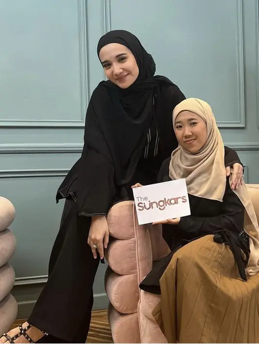 <p>Ketika makeover Kiky Saputri, Zaskia juga tampil serba hitam mulai dari atasan lengan panjang dan pantsnya.@zaskiasungkar15</p>